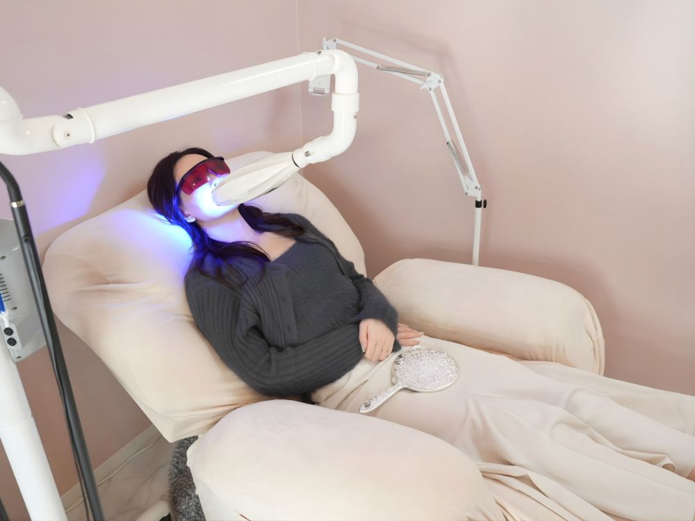 ホワイトニングサロンKiratt 金沢鞍月店　スタッフ施術写真