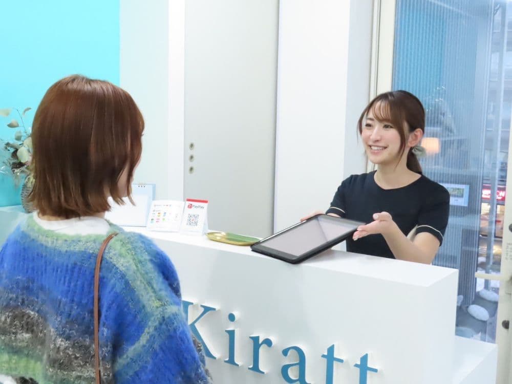 ホワイトニングサロンKiratt 名古屋店　スタッフカウンセリング写真