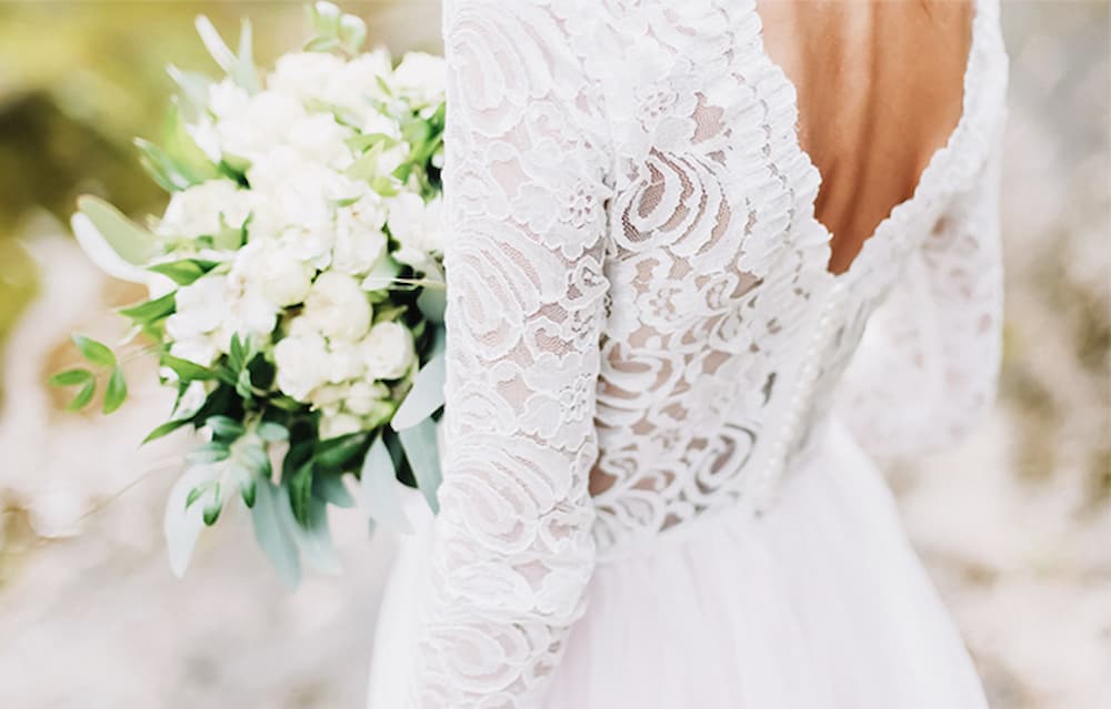 白いドレスを着た花嫁の後ろ姿