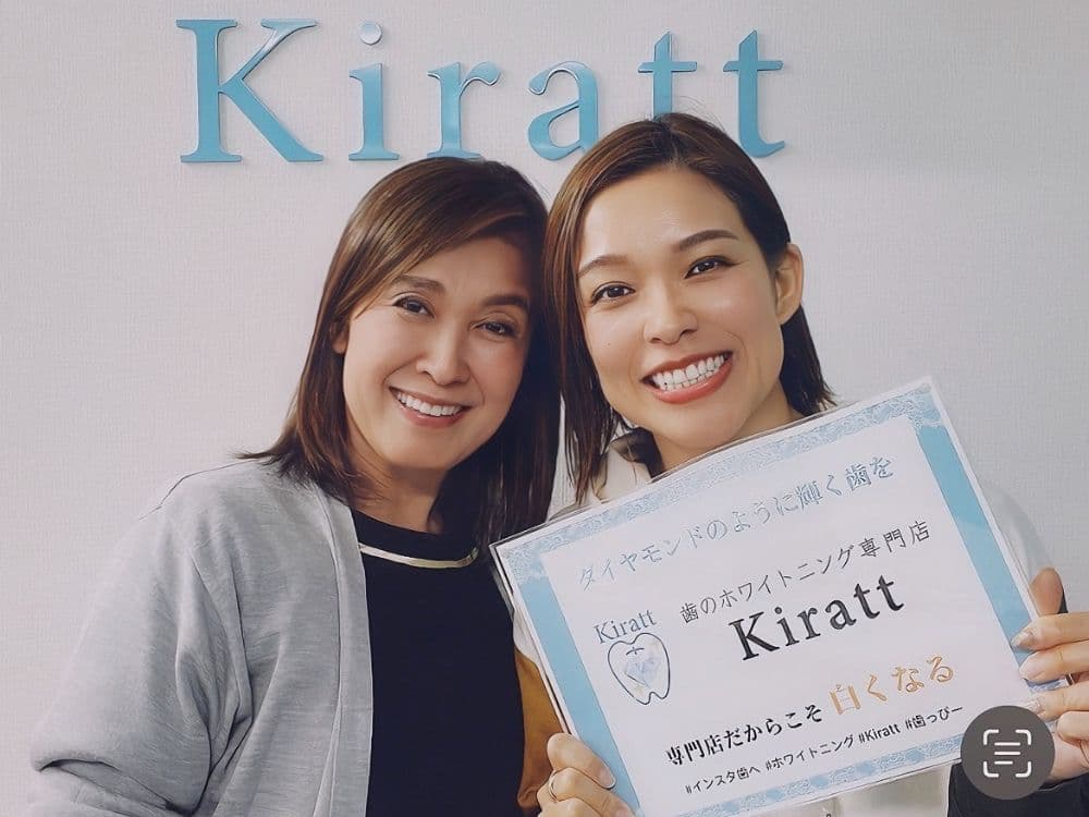 ホワイトニングサロンKiratt 佐賀店　お客様との写真