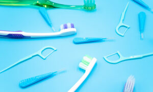 歯ブラシだけはNG！歯間ケアに必須なフロス＆歯間ブラシについて歯科衛生士が解説します！