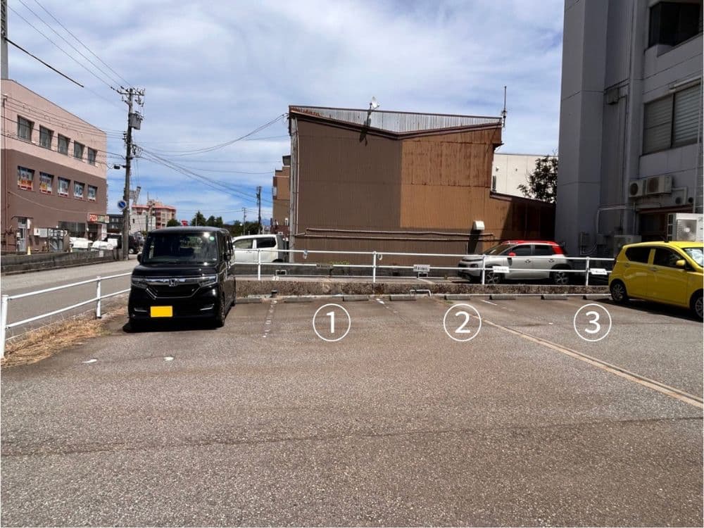 ホワイトニングサロンKiratt 高岡店 駐車場写真