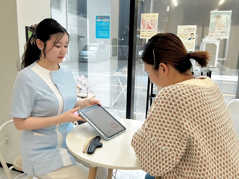 ホワイトニングサロンKiratt 栃木店　スタッフカウンセリング写真
