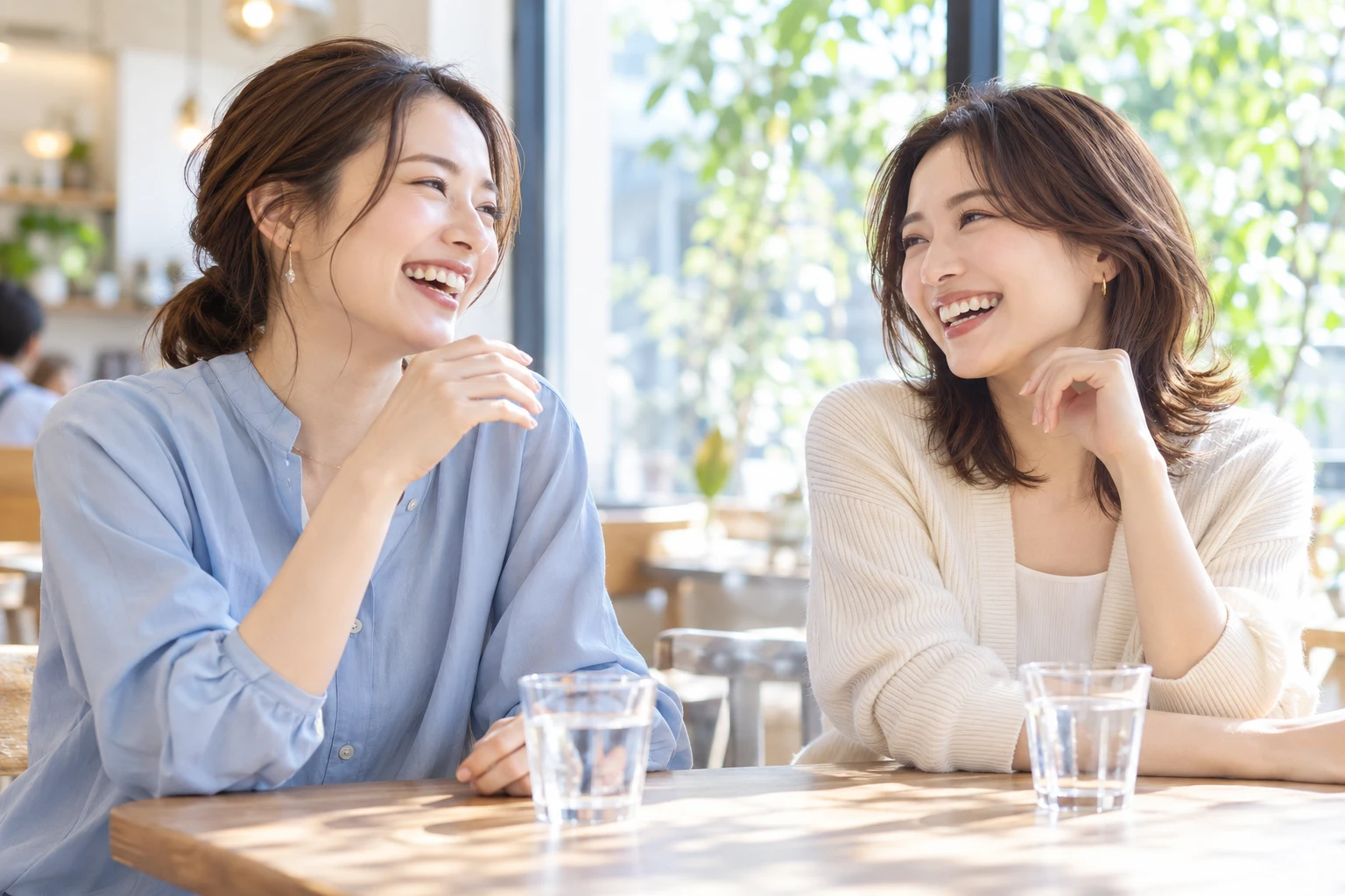 日常のひとときに自然な笑顔を見せる女性モデル