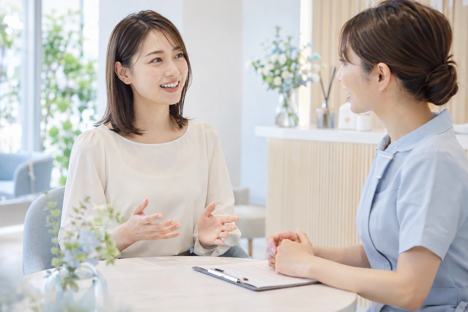 サロンでスタッフの説明を聞く女性モデル