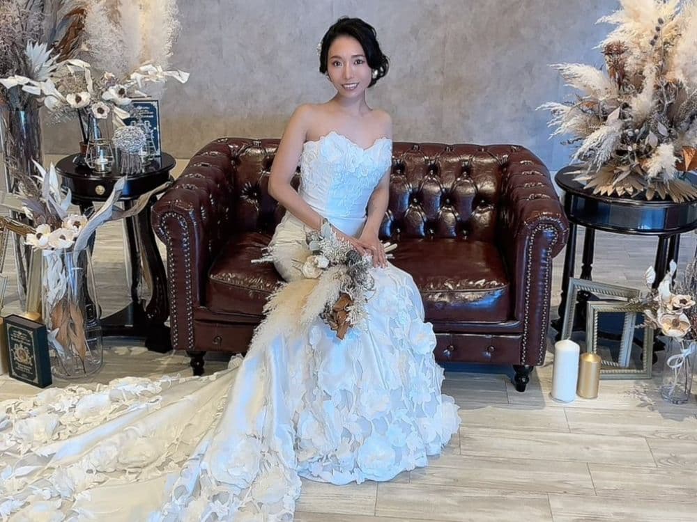 白いドレスでソファの前に座る花嫁のお写真