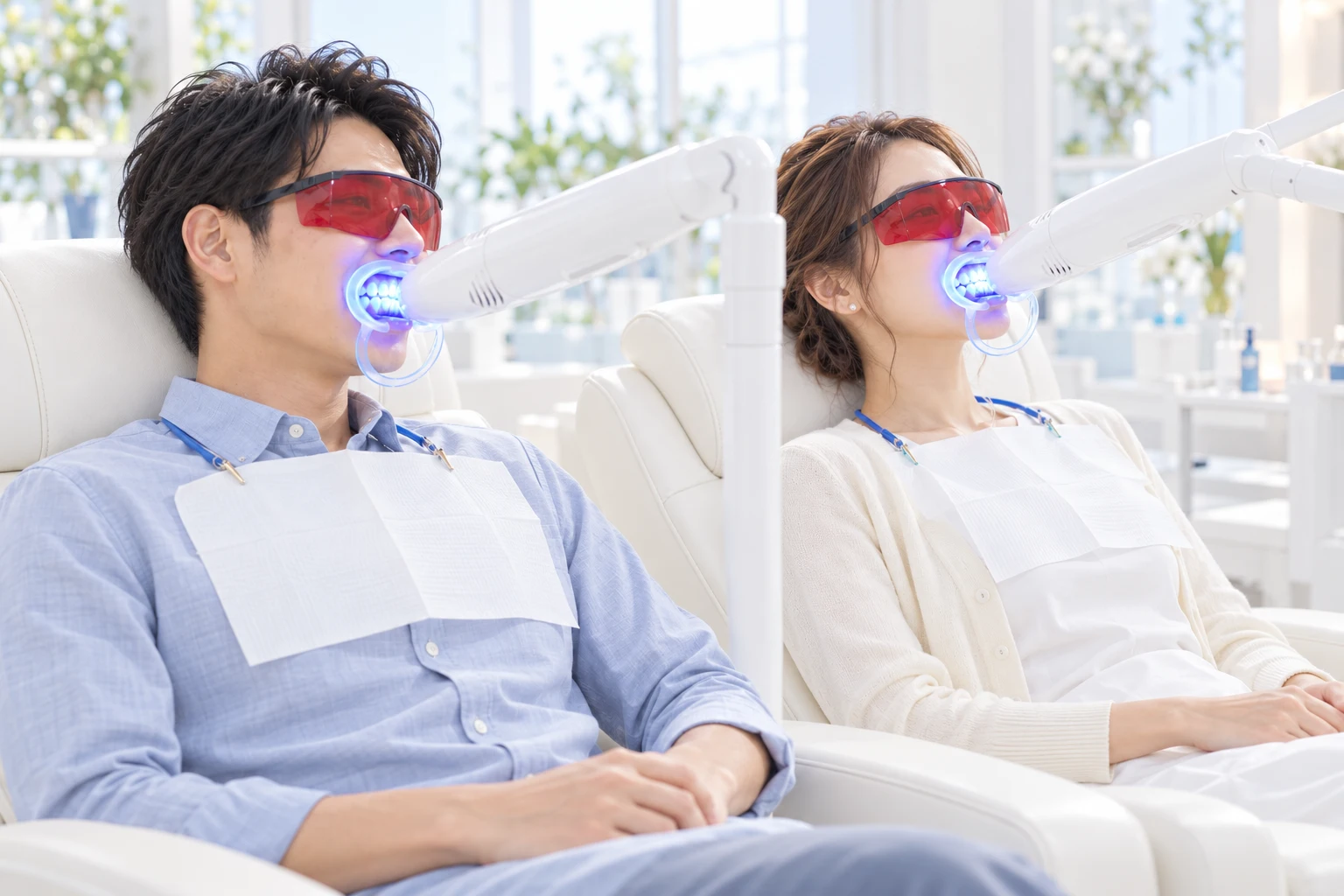 保護ゴーグルを着用し、それぞれのLEDライトでケアするカップルモデル