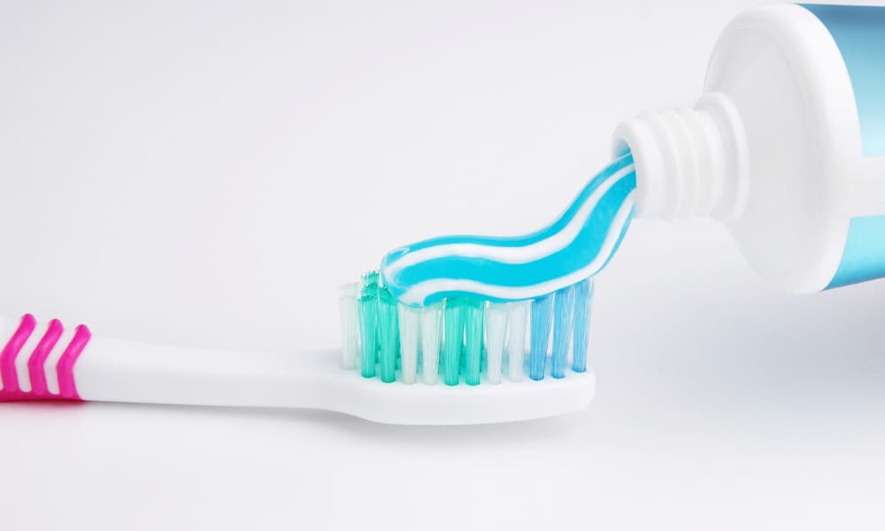 歯ブラシの毛先に歯磨き粉が押し出されている画像