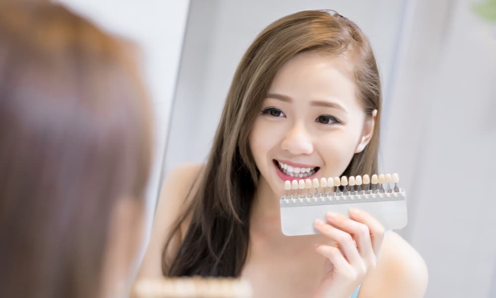 鏡で自分の歯の色は確認する女性の写真