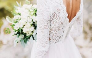 白いドレスを着た花嫁の後ろ姿