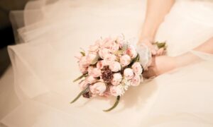 バラの花束を持った花嫁の手元の画像