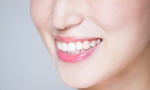 白い歯の女性の笑顔の写真