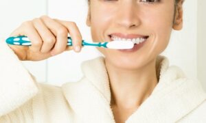 歯ブラシで歯磨きをする女性