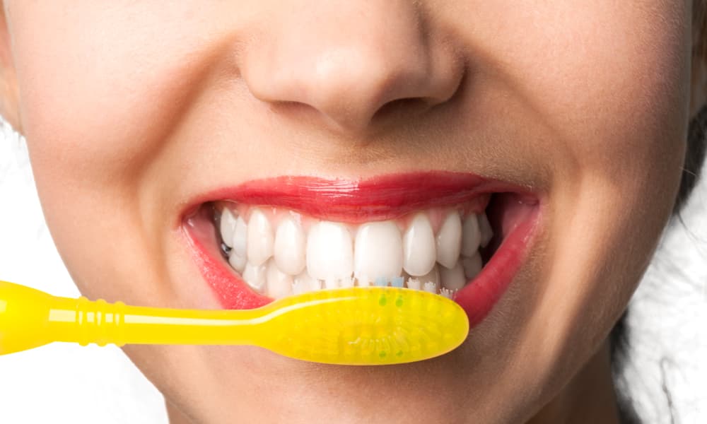 歯を磨いている女性の口元の画像
