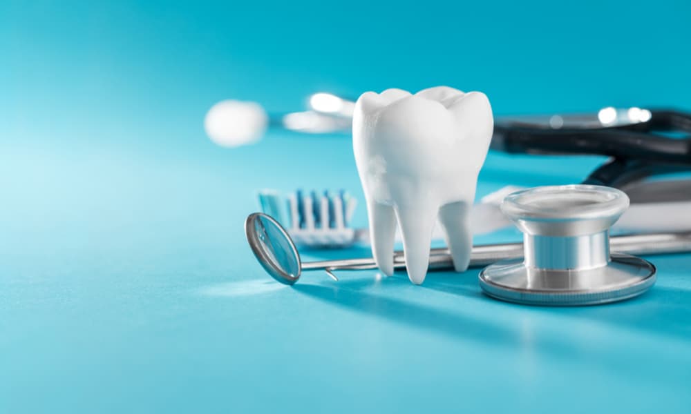 歯と歯科治療関係の道具が集まった画像