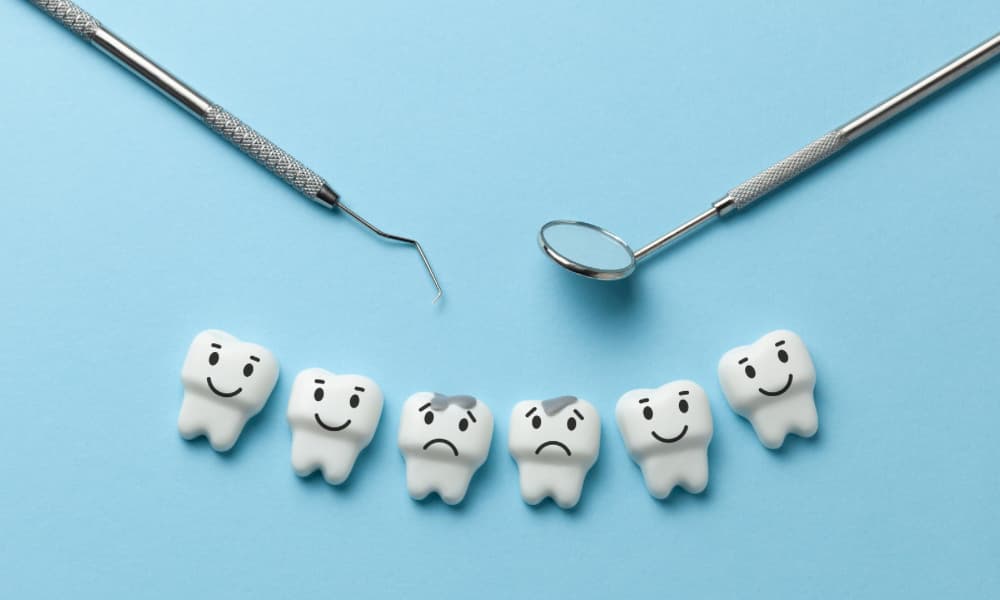 歯の治療道具と虫歯を含め6本の歯が並んでいる画像