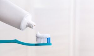 歯ブラシに歯磨き粉が乗っている画像