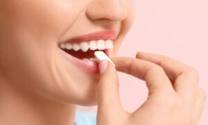 ガムを噛む若い女性