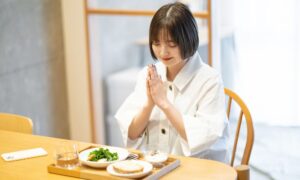 食後の若い女性