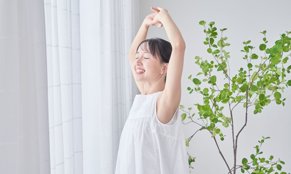 深呼吸をする若い女性