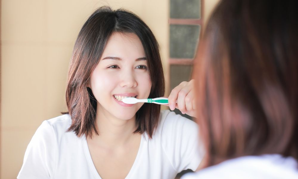 女性が歯磨きをしている