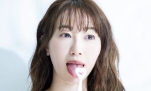 歯ブラシで舌磨きをする若い女性