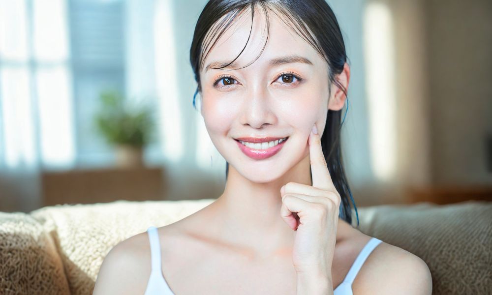 笑顔の若い女性