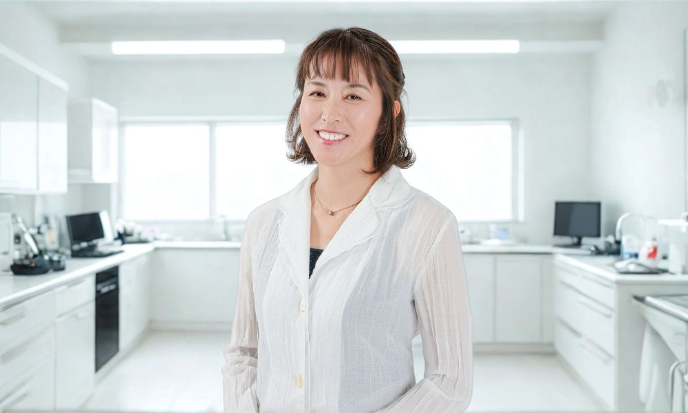 歯科医院で笑顔の女性歯科医師