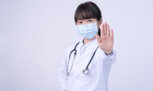 注意する女性の歯科医師
