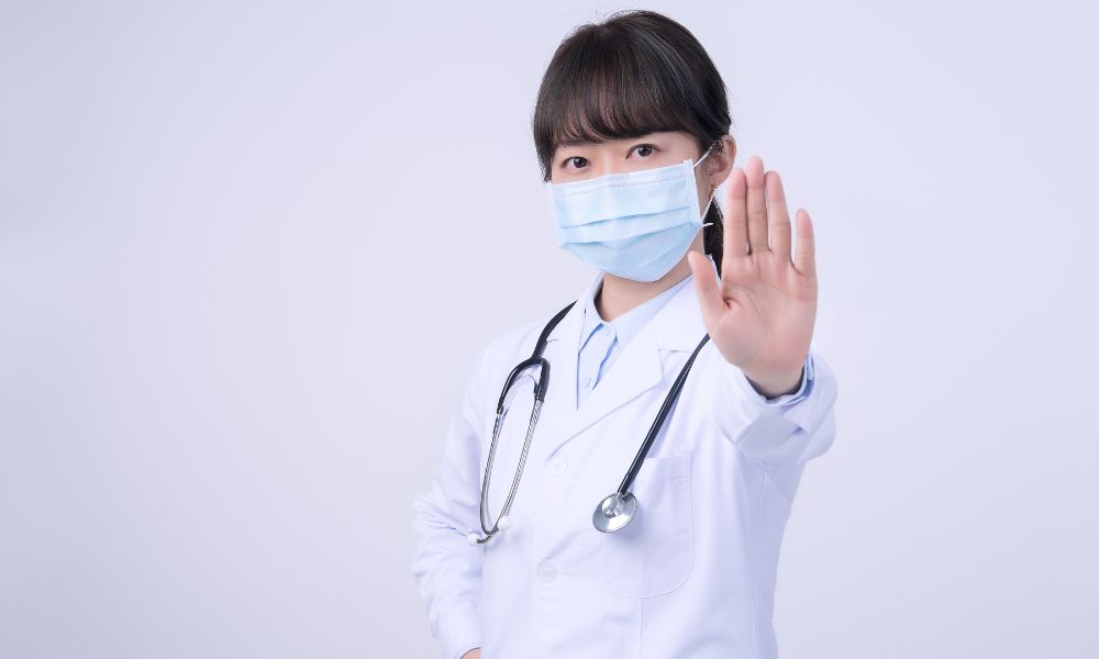 注意する女性の歯科医師