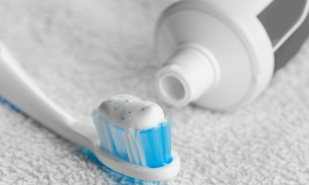 歯磨きを歯ブラシにのせている写真