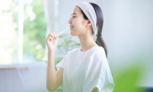 歯磨きをする若い女性
