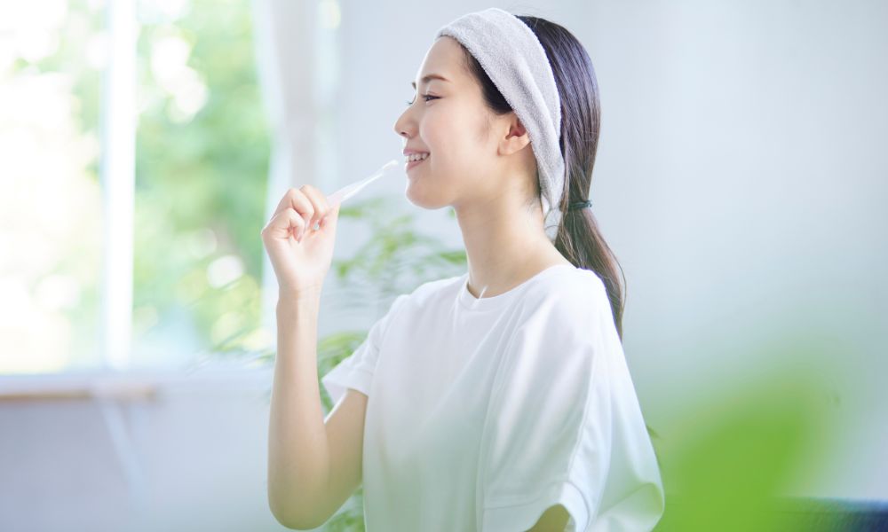 歯磨きをする若い女性