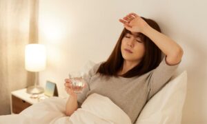 風邪で寝込んでいる若い女性