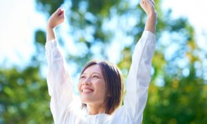 笑顔で背伸びをしている若い女性