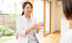 解説する女性歯科医師