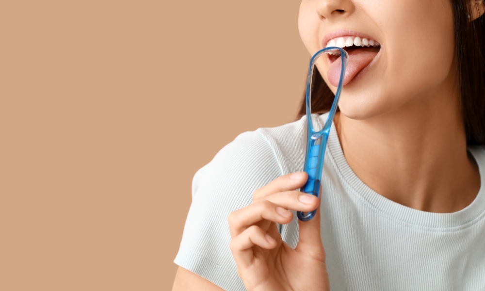 舌磨きをする若い女性
