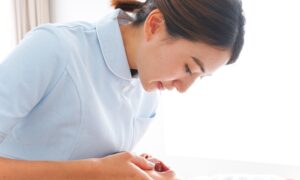 女性歯科医師が口腔内を観察している