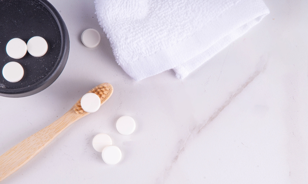 歯磨きタブレットと歯ブラシ