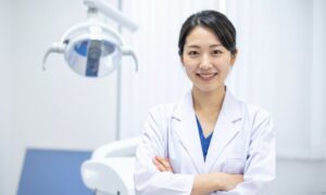 自信満々な女性歯科医師