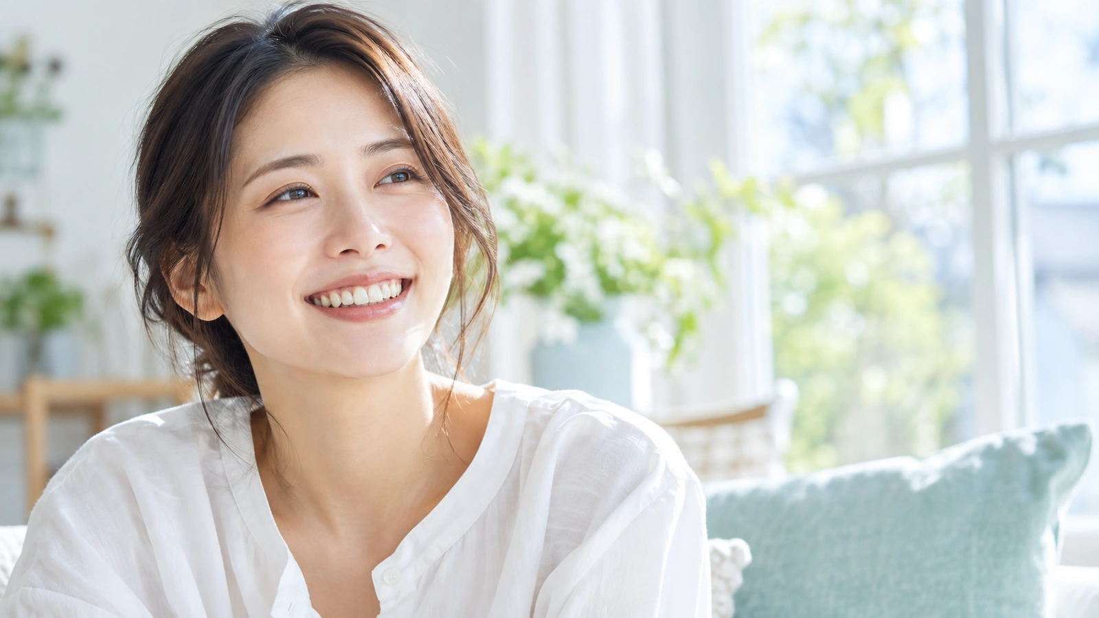 自然な歯の色でリラックスして笑う女性のイメージ