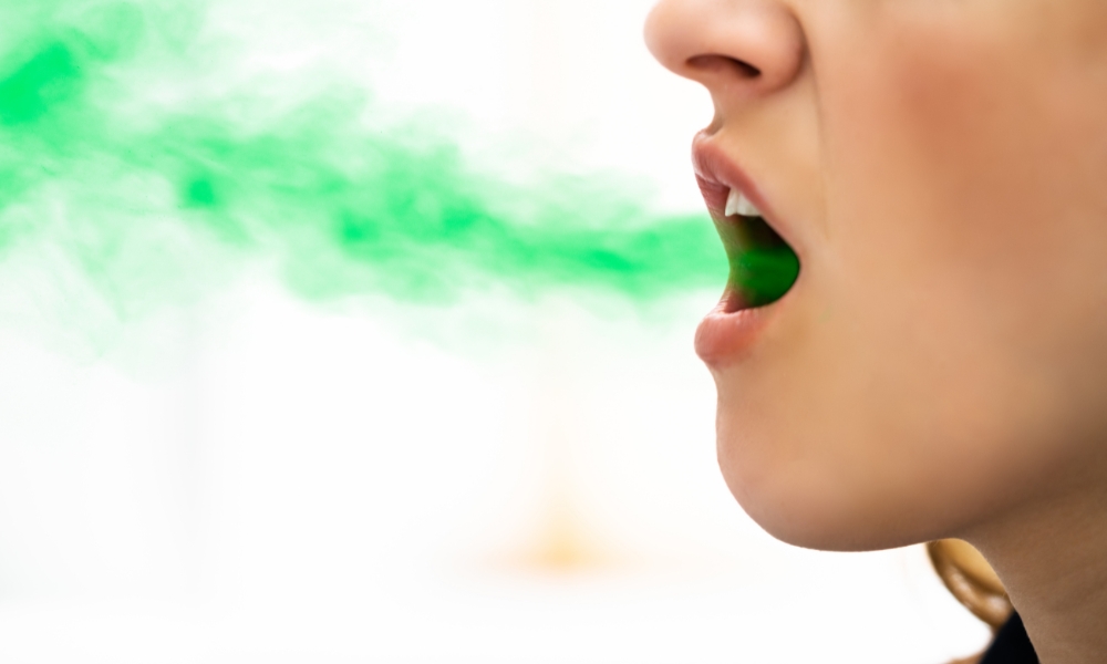 緑色の口臭を放つ口元