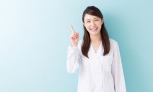女性歯科医師がここはポイントと指を指している