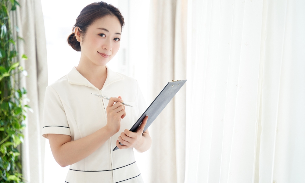 安全性をチェックする女性歯科医師