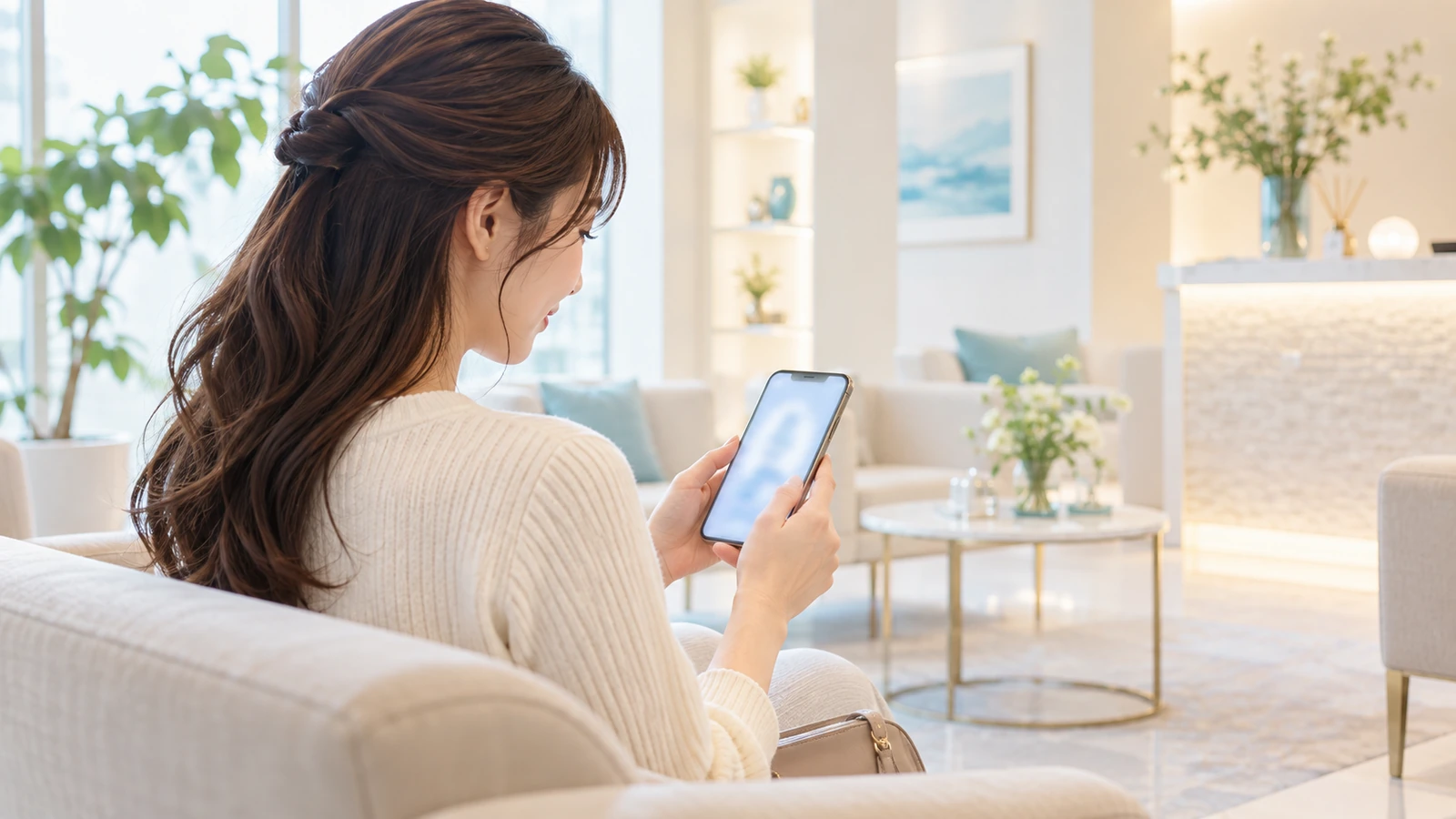 ホワイトニングの店舗や予約情報をスマートフォンで確認するイメージ