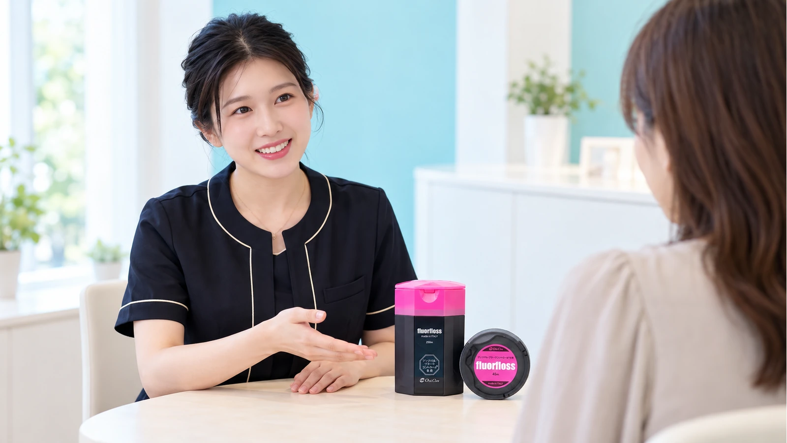 お客様に向き合い、フロアフロス45mと250mを紹介するスタッフの相談イメージ
