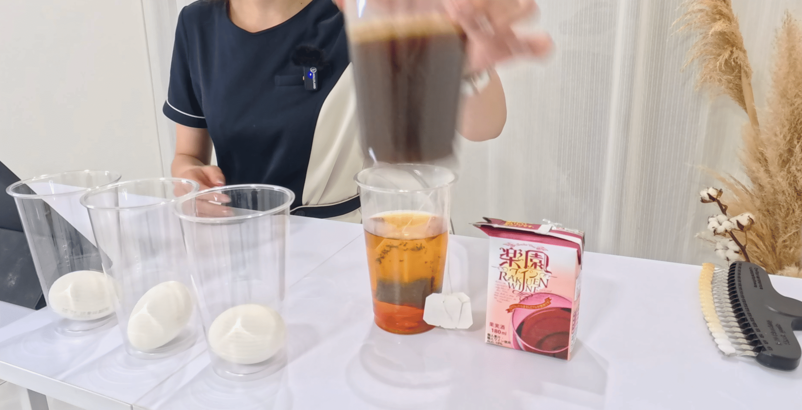 つける前の白いゆで卵3個と、ティーバッグで淹れた紅茶、紙パックの赤ワイン