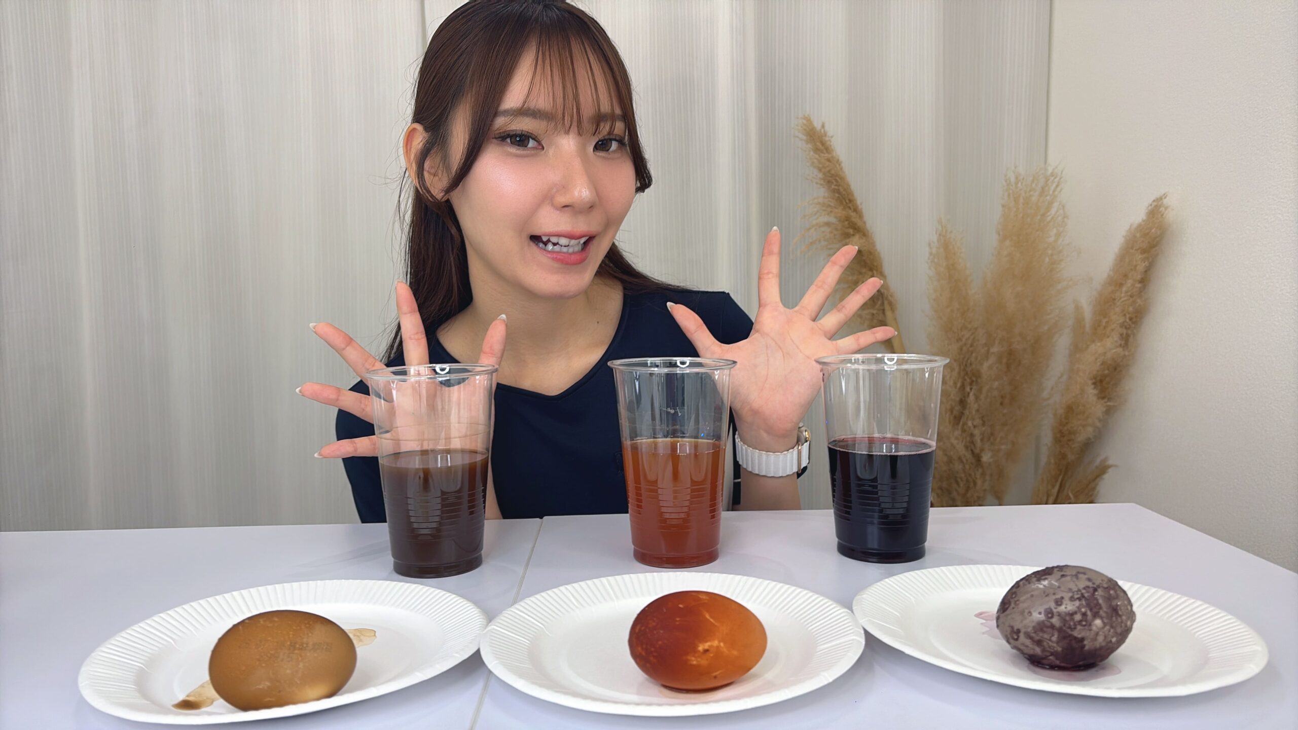 コーヒー・紅茶・赤ワインに24時間つけたゆで卵。左からコーヒー、紅茶、赤ワイン