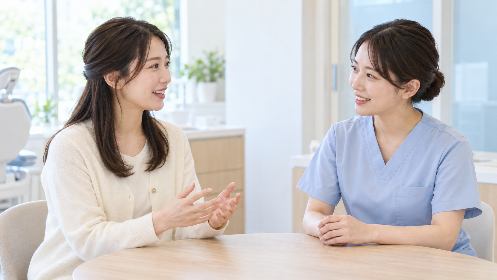 歯科医院の相談スペースで話す女性とスタッフ