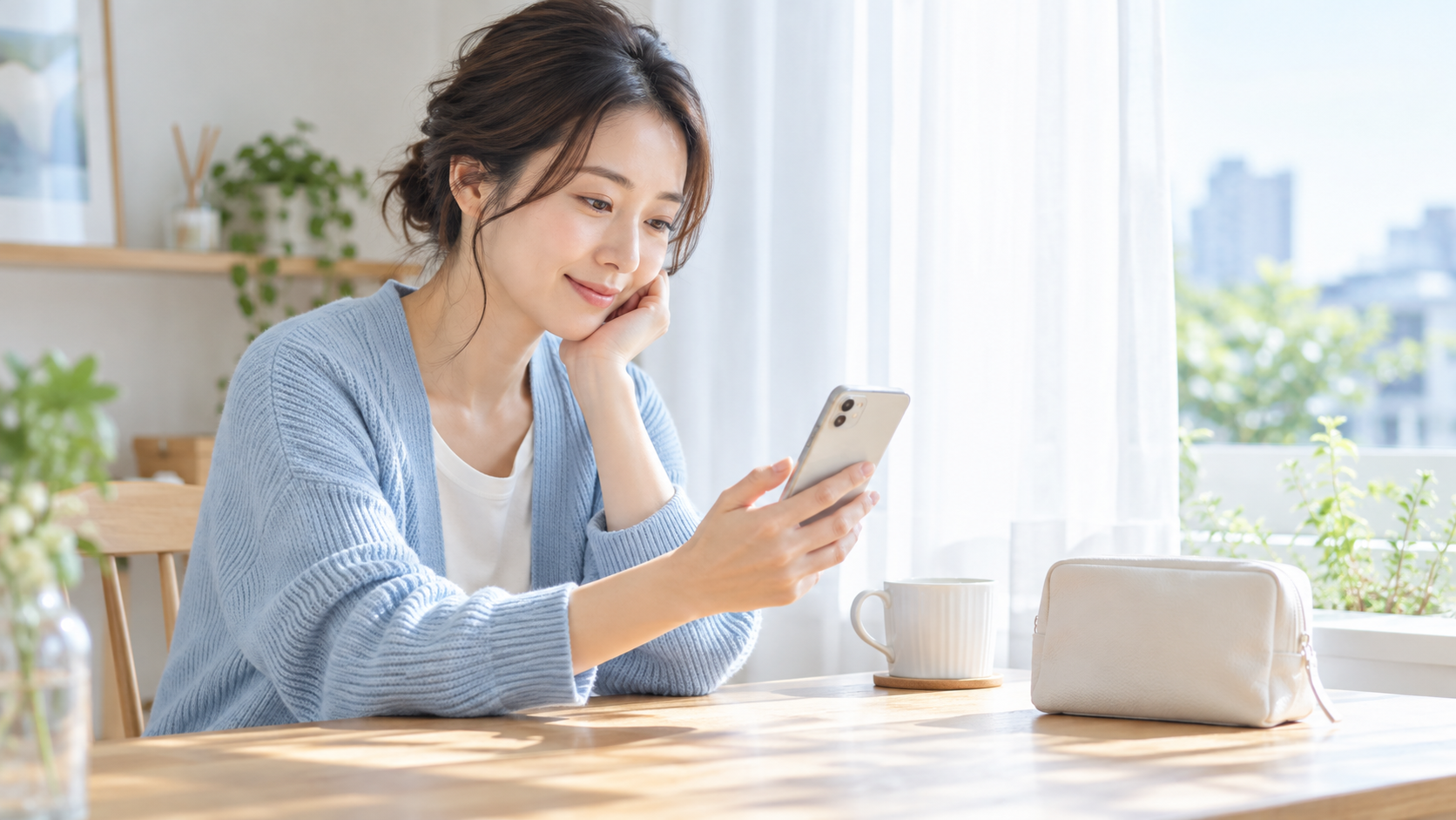 スマートフォンでホームケアについて確認する女性